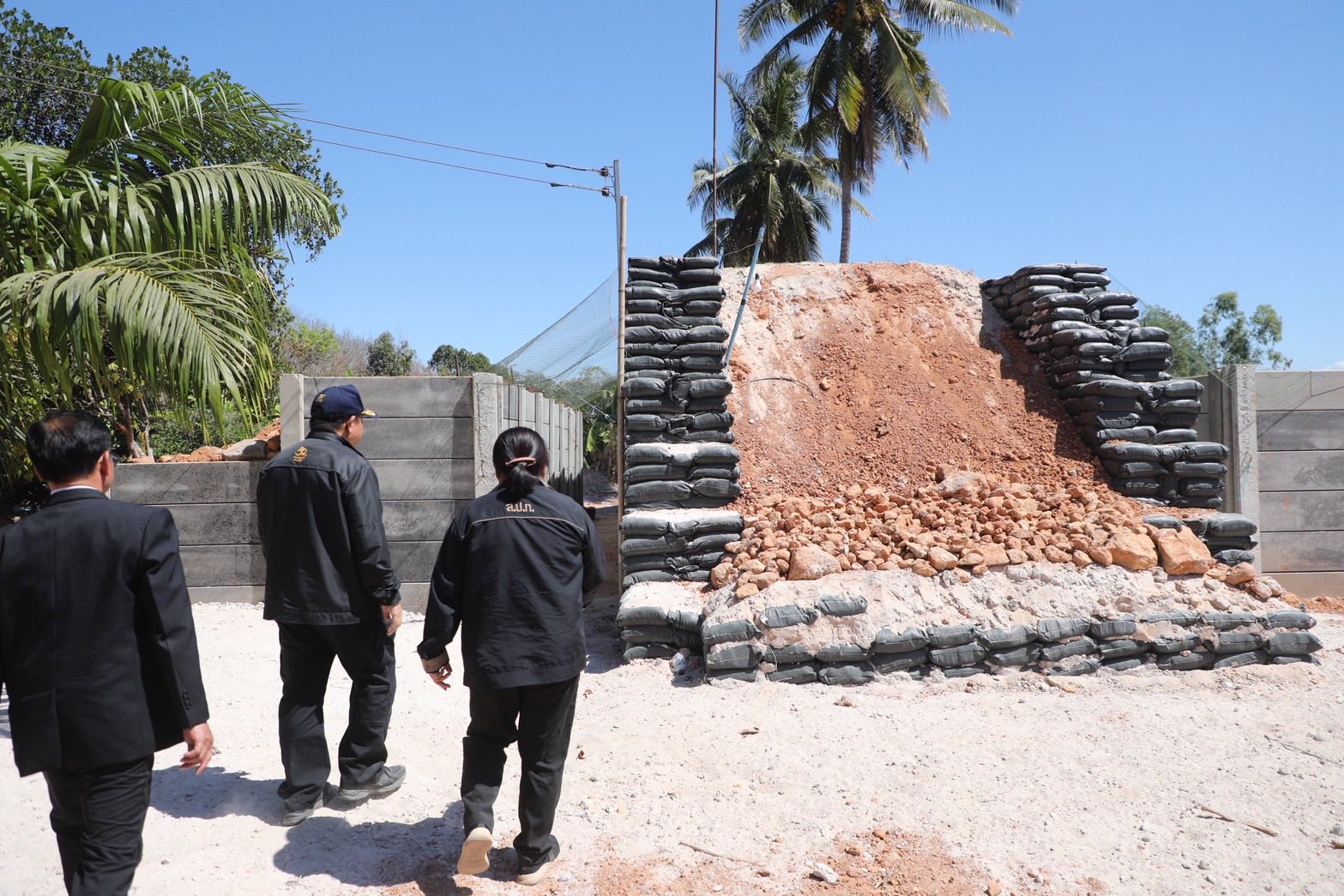 title - “ส.ป.ก. ไม่ทิ้งใครไว้ข้างหลัง” เลขาฯ สั่งลุย ศูนย์เคลื่อนที่ เร่งช่วยเกษตรกรในเขตปฏิรูปที่ดินในพื้นที่เสี่ยงภัย